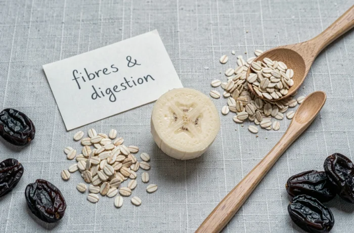 Vue rapprochée d'une banane coupée avec des fibres alimentaires et des pruneaux illustrant les remèdes naturels contre la constipation